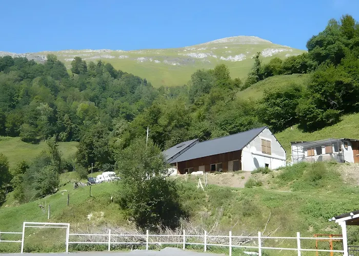 Les Trois Maisons - *
