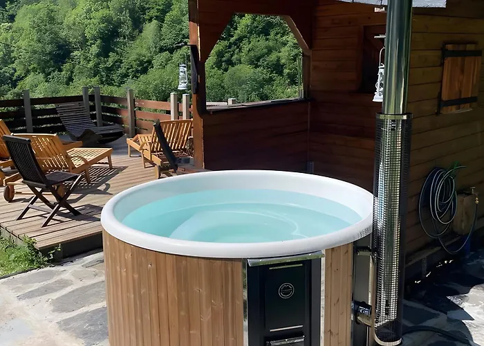 Les Trois Maisons - *