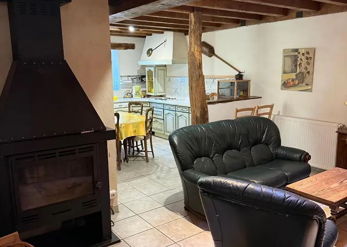 Les Trois Maisons - *